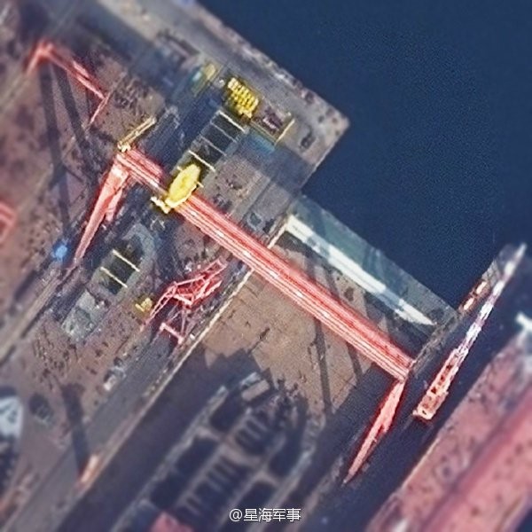 Esta imagem de satélite do estaleiro de Dalian capta o que parece ser um terceiro tipo 055 DDG (parte superior esquerda) em construção. A imagem foi tomada o 20 de novembro de 2016.